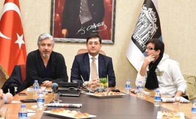 Ünlüler Kucak Dolusu Kitaplarla Fulya Sanat Merkezi'ne Akın Edecek