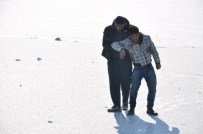 BUZ TUTAN GÖL - Uyarılara Aldırmayınca Ölümden Döndüler