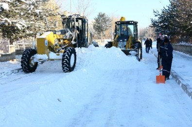Aziziye'de 24 Saat Kar Mesaisi