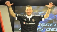 ARAS ÖZBİLİZ - Beşiktaş İmzaları Attırdı