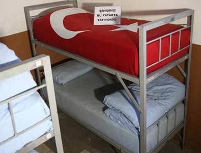 Şehidin yatağına Türk bayrağı serildi