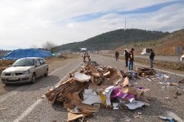 ATIK KAĞIT - Yola Düşen Atık Kağıt Balyaları Trafiği Aksattı