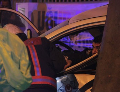 Lüks araç polis aracına çarptı: 1 polis öldü