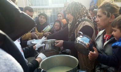 Romanlar Derniği 500 Kişiye Yemek Dağıttı