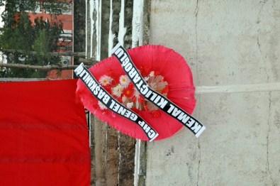 Şehit cenazesinde CHP'nin çelengi dikkat çekti