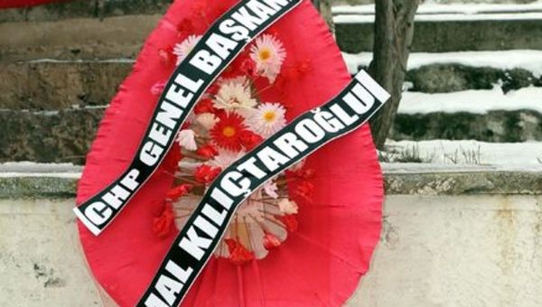 Şehit cenazesinde CHP'nin çelengi dikkat çekti