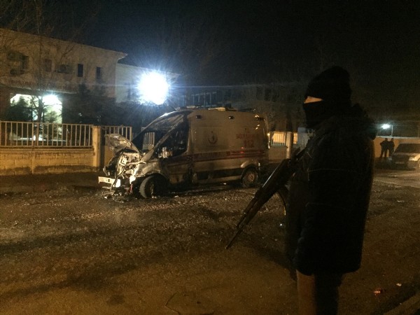 Teröristler Batman'da ambulans yaktı