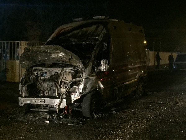 Teröristler Batman'da ambulans yaktı