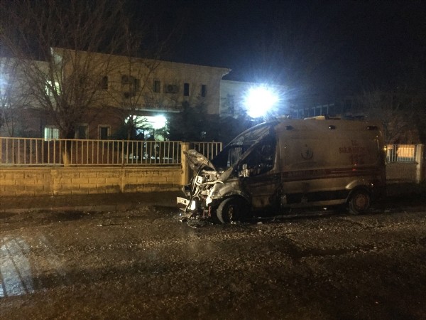 Teröristler Batman'da ambulans yaktı