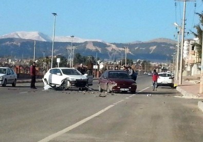 Adıyaman'da İki Otomobil Çarpıştı