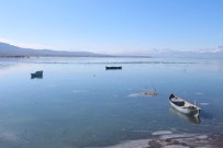 BALIKÇI TEKNESİ - Beyşehir Gölü Kıyıları Dondu