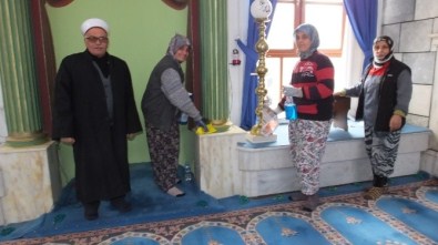 Burhaniye'de Cami Temizliğine Kadın Eli