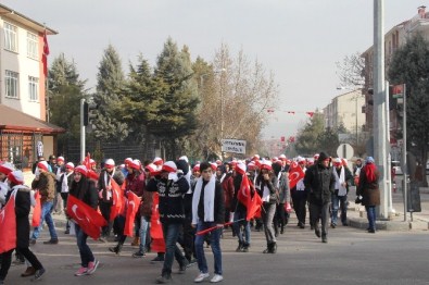 Isparta'da Sarıkamış Şehitlerini Anma Ve Saygı Yürüyüşüne Soğuk Havaya Rağmen Yüzlerce Kişi Katıldı.
