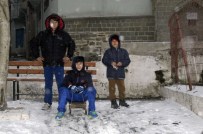 KAR TOPU - Kar Yağışı Çocuklara Büyük Sevinç Yaşattı