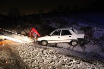 Kar Yağışıyla Gelen Trafik Kazası Açıklaması 4 Yaralı