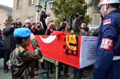 Asker Kıyafetli Küçük Çocuk Şehidin Tabutuna Gül Bıraktı