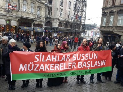 Beyoğlu'nda Operasyonlara Karşı 'Barış Halkası'