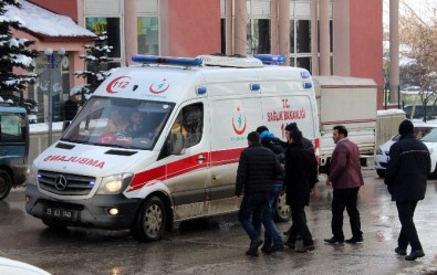 Erzurum'da Çatılardan Düşen Buz, Tehlike Saçıyor