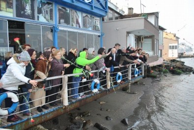 Hayatlarını Kaybedenler İçin Denize Karanfil Bıraktılar