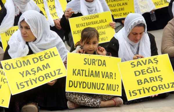 Adana'da HDP'li kadınlardan eylem