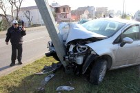 Otomobil Aydınlatma Direğine Çarptı Açıklaması 4 Yaralı