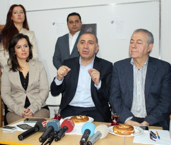 Gürsel Tekin ağzını fena bozdu