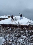 ÇÖKME TEHLİKESİ - Çatıda Güvenliksiz Kar Temizleme Cesareti