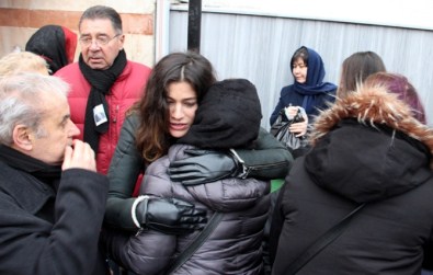 Berrak Tüzünataç dedesine gözyaşlarıyla veda etti