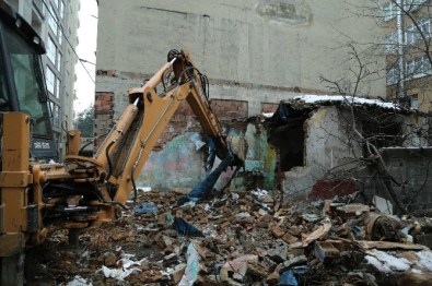 İlkadım'da Metruk Binalar Yıkılıyor