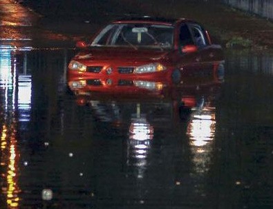 İzmir'de yağışlı hava hayatı felç etti