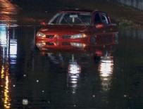 YAĞIŞLI HAVA - İzmir'de yağışlı hava hayatı felç etti