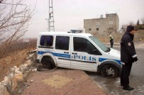 POLİS ARACI - Polis Ekipleri Buzlu Yolda Ölümden Döndü