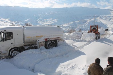 Tipide Mahsur Kalan Kamyon Şoförleri Kurtarıldı