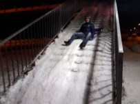 KARADENIZ SAHIL YOLU - Üst Geçidi Kayak Pistine Çevirdiler