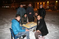 Yozgat'ta Gençler Kar Üzerinde Okey Oynayıp Eğlendi
