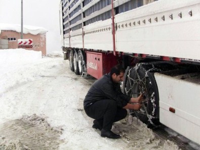 Zincirsiz Sürücüler Cankurtaran Geçidi'nde Zor Anlar Yaşıyor