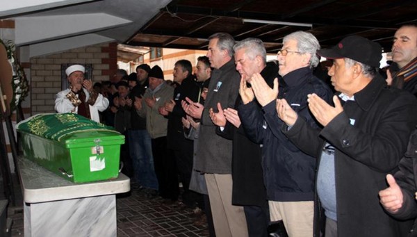 Berrak Tüzünataç dedesine gözyaşlarıyla veda etti