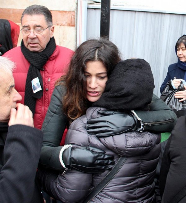 Berrak Tüzünataç dedesine gözyaşlarıyla veda etti