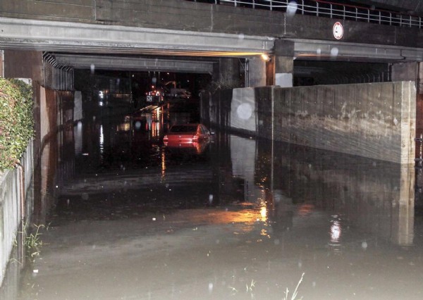 İzmir'de yağışlı hava hayatı felç etti