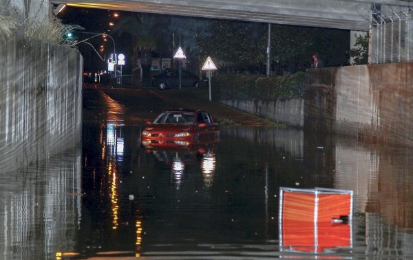 İzmir'de yağışlı hava hayatı felç etti