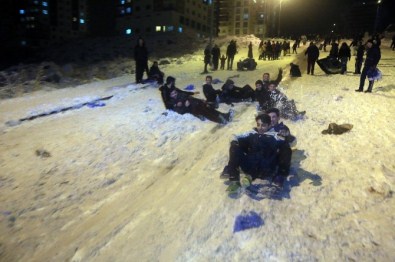 Bir Yanda Karla Mücadele Diğer Yanda Eğlence