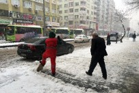 DİYARBAKIR HAVALİMANI - Diyarbakır'da 'Kar' Esareti