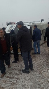 Kayganlaşan Yolda Minibüs Devrildi
