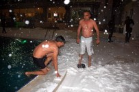 HALIL DOĞAN - Lapa Lapa Kar Ve Dondurucu Soğukta Havuza Sefası