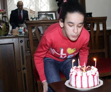 Evde Eğitim Gören Engelli Öğrenciye Doğum Günü Sürprizi