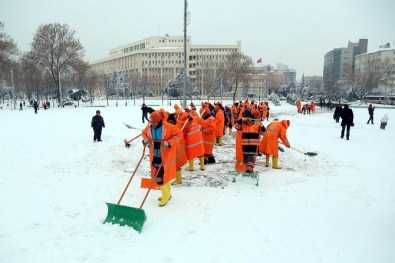 Şehitkamil'de Kar Yağışı Sonrası Kaldırım Ve Yollar Temizleniyor