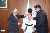 RIZA KAYAALP - Sorgun Belediye Başkanı Şimşek, Şampiyon Tekvandocuyu Makamında Kabul Etti