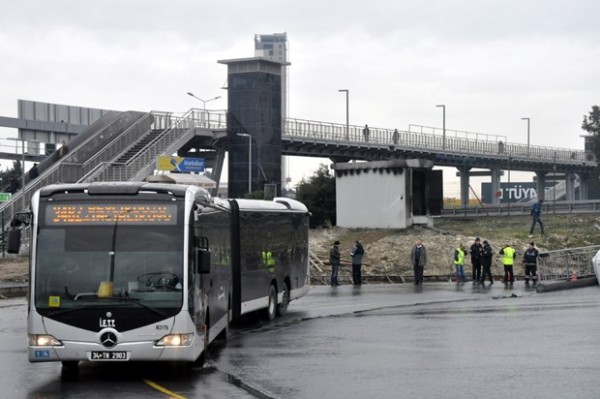 Metrobüs durağı yanında trafo patladı