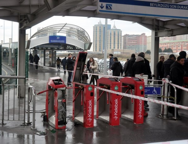 Metrobüs durağı yanında trafo patladı