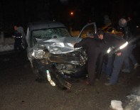 ELEKTRİK DAĞITIM ŞİRKETİ - Adıyaman'da Otomobille Hafif Ticari Araç Çarpıştı Açıklaması 2 Yaralı